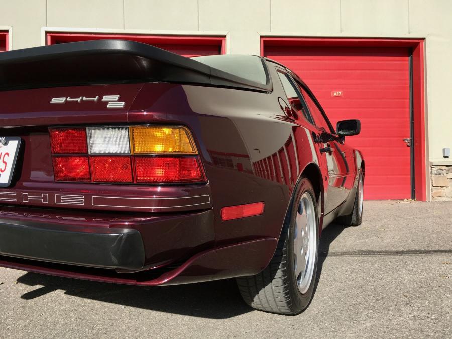 Детали экстерьера Porsche 944 S2 Red Pearl 1990 года  (фото 31 из 86)